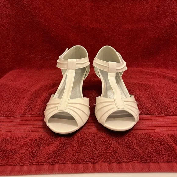 Angel Steps Eva Pump Women’s Shoes; White Patent; Size 7.5 - Picture 11 of 12